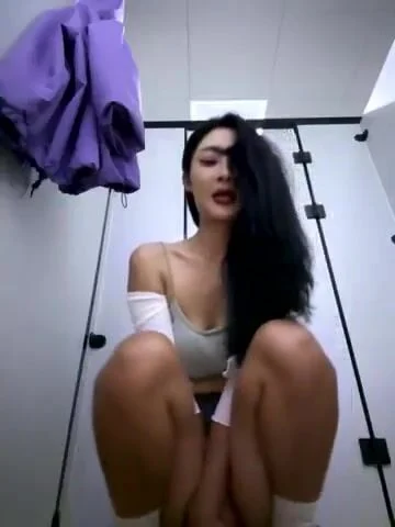 dan-van-phong-tranh-thu-gio-nghi-trua-vao-wc-thu-dam-bop-vu-public-live-sex-nung-vc