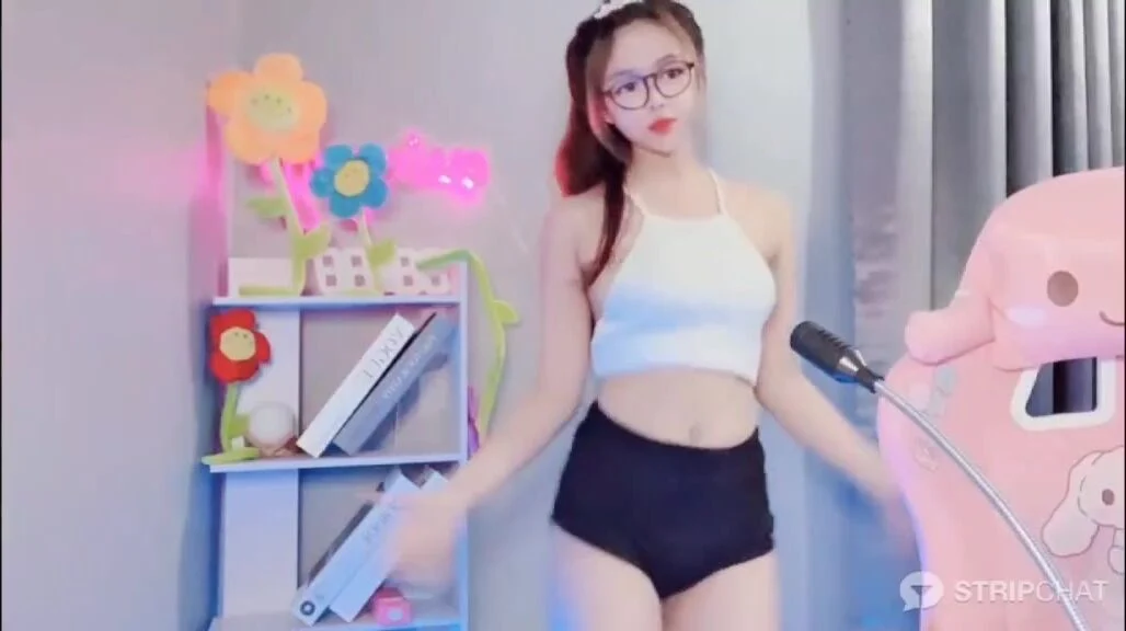 phong-live-show-hang-stripchat-nhay-nude-ki-ten-fan-len-nguc-cung-e-teen-xinh-1