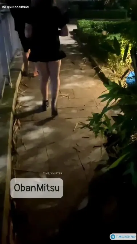 Dắt em ghệ dâm ra công viên show hàng public hỏi chuyện với người lạ